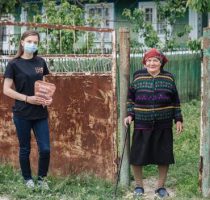 Pandemia unește generațiile: tinerii comunică cu persoanele în etate și se susțin reciproc
