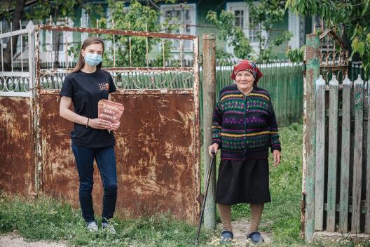 Pandemia unește generațiile: tinerii comunică cu persoanele în etate și se susțin reciproc