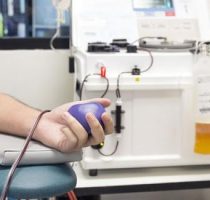 Plasma sanguină a unui singur pacient vindecat de COVID-19 poate contribui la tratarea a cel puțin trei bolnavi în stare gravă