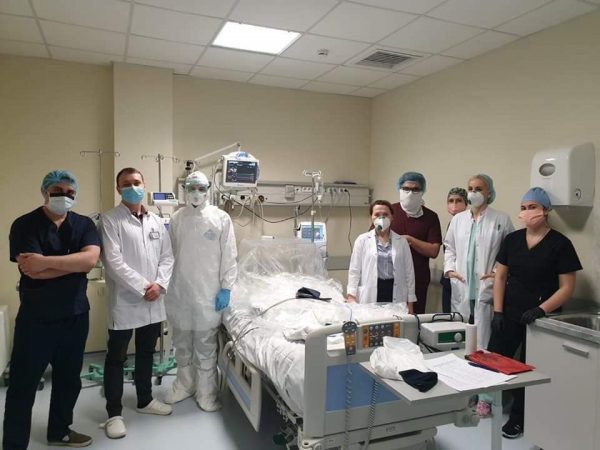 Medicii și farmaciștii  rezidenți, studenții din învăţământul superior şi profesional tehnic antrenați în combaterea infecției COVID–19, vor beneficia de burse