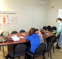 Tinerii și adolescenții din sectorul Buiucani vor beneficia de servicii medico-psihologice gratuite în cadrul Centrului „AMIGOS”