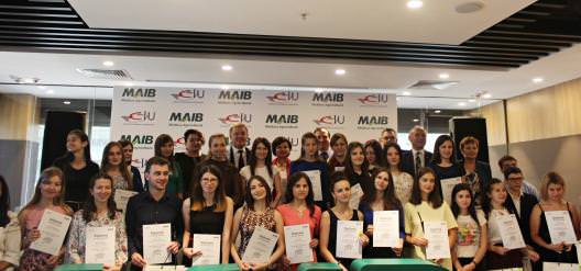 37 de studenți din familii defavorizate au primit burse anuale de studii