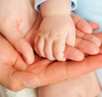 Indemnizația unică la nașterea copilului va fi  majorată cu 1160 lei (de la 8299 lei la 9459 lei)