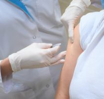 A început imunizarea împotriva COVID-19 a beneficiarilor azilurilor și centrelor de plasament