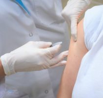 Începe imunizarea împotriva COVID-19 a lucrătorilor medicali din asistența medicală primară