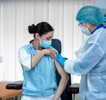 Datorită vaccinării împotriva COVID-19, rata morbidității în rândul lucrătorilor medicali s-a redus la 90%