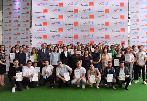80 de tineri au primit burse de studiu pentru formare profesională din partea Fundației Orange Moldova