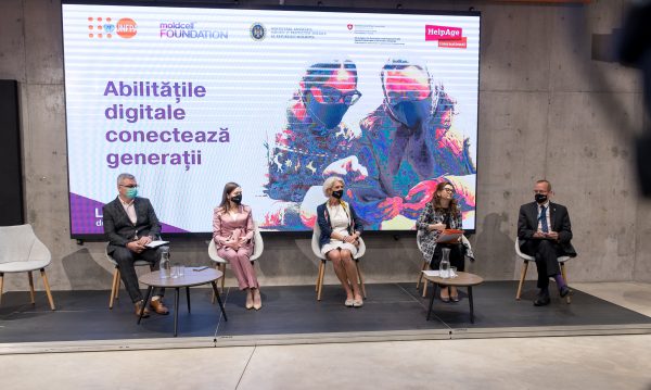A fost lansată o nouă fază a proiectului de abilitare digitală a vârstnicilor cu ajutorul tinerilor