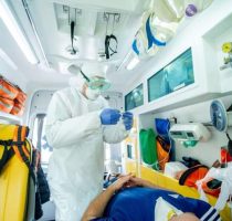Echipele de pe ambulanță vor putea testa pacienții la COVID-19