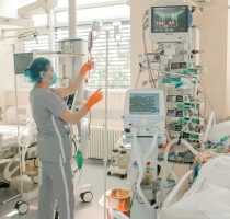 Personalul din instituțiile medico-sanitare publice va primi salarii majorate începând cu luna curentă