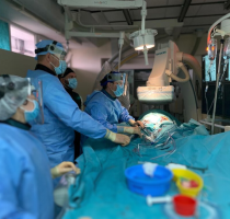 Intervenție complexă de înlăturare a unei tumori maligne masive, realizată de medici