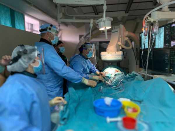 Intervenție complexă de înlăturare a unei tumori maligne masive, realizată de medici