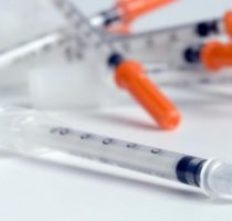 Mai multe dispozitive medicale compensate pentru persoanele asigurate