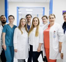 Lucrători medicali dedicați crezului profesiei