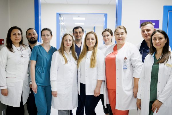 Lucrători medicali dedicați crezului profesiei
