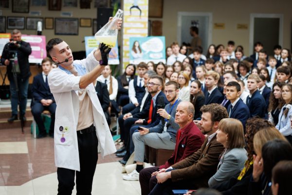 Campania antifumat „Nu te lăsa aburit(ă)!”: peste 200 de adolescenți au fost informați despre pericolele țigărilor electronice