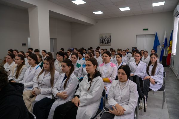 „Busola morală: tu ce ai alege?”: viitorii lucrători medicali au discutat despre importanța integrității în profesie